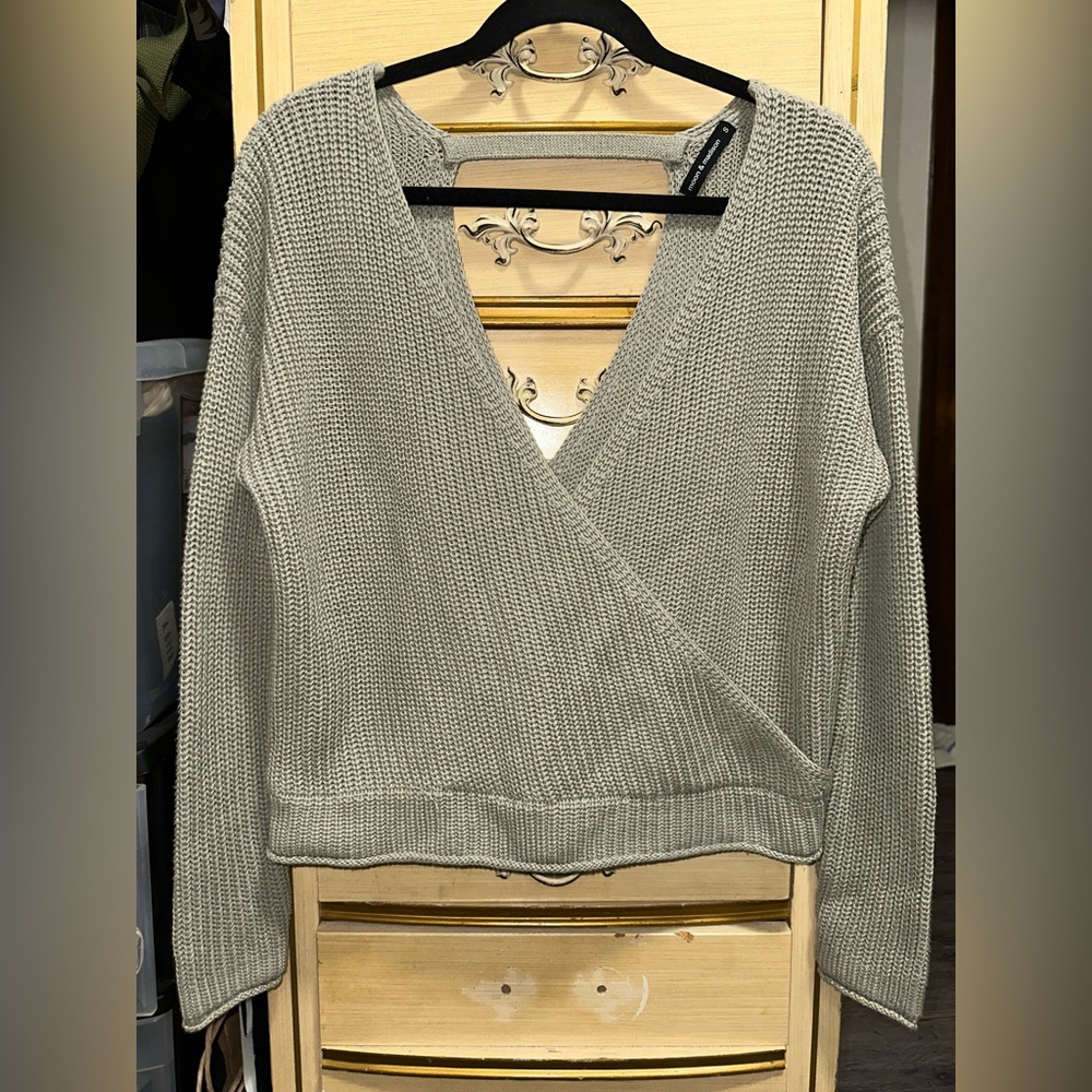 Moon & Madison Light Olive Green V-Neck Open Back Long Sleeve Knitted Sweater